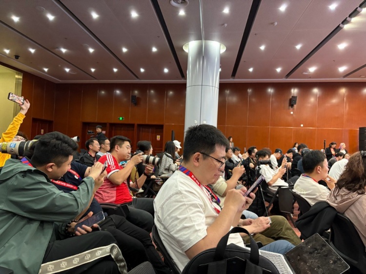 萬眾矚目！記者擠滿國足賽前新聞發(fā)布廳，賽場記者預(yù)計超300人