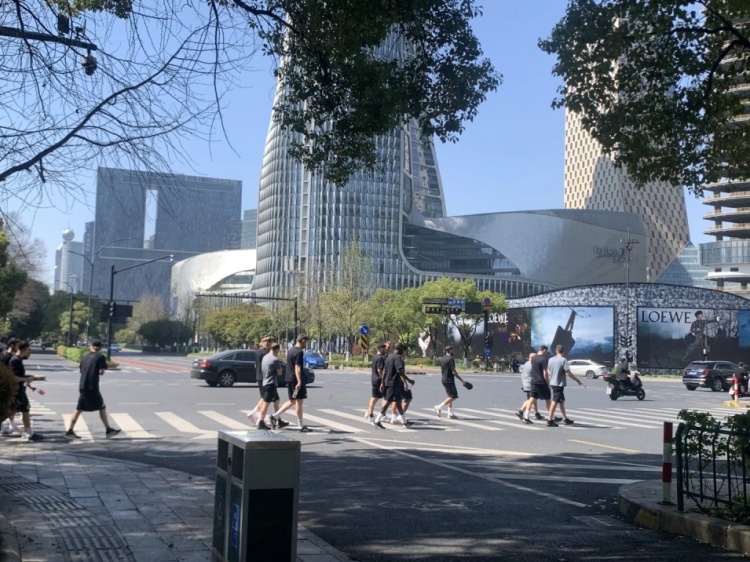 心態(tài)放松，有網(wǎng)友拍到澳大利亞隊(duì)早上在萬(wàn)象城citywalk