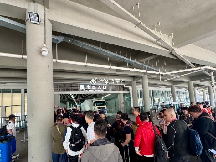 盛況空前！記者曬照：距離中澳之戰(zhàn)還有三小時(shí)，現(xiàn)場(chǎng)記者已超百名