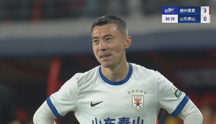 34分鐘0-3落后！36歲鄭錚苦笑36歲大雷沮喪 替補(bǔ)席黃政宇神態(tài)輕松